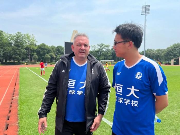 关于恒大俱乐部球员敬业拼搏，队伍士气高昂的信息