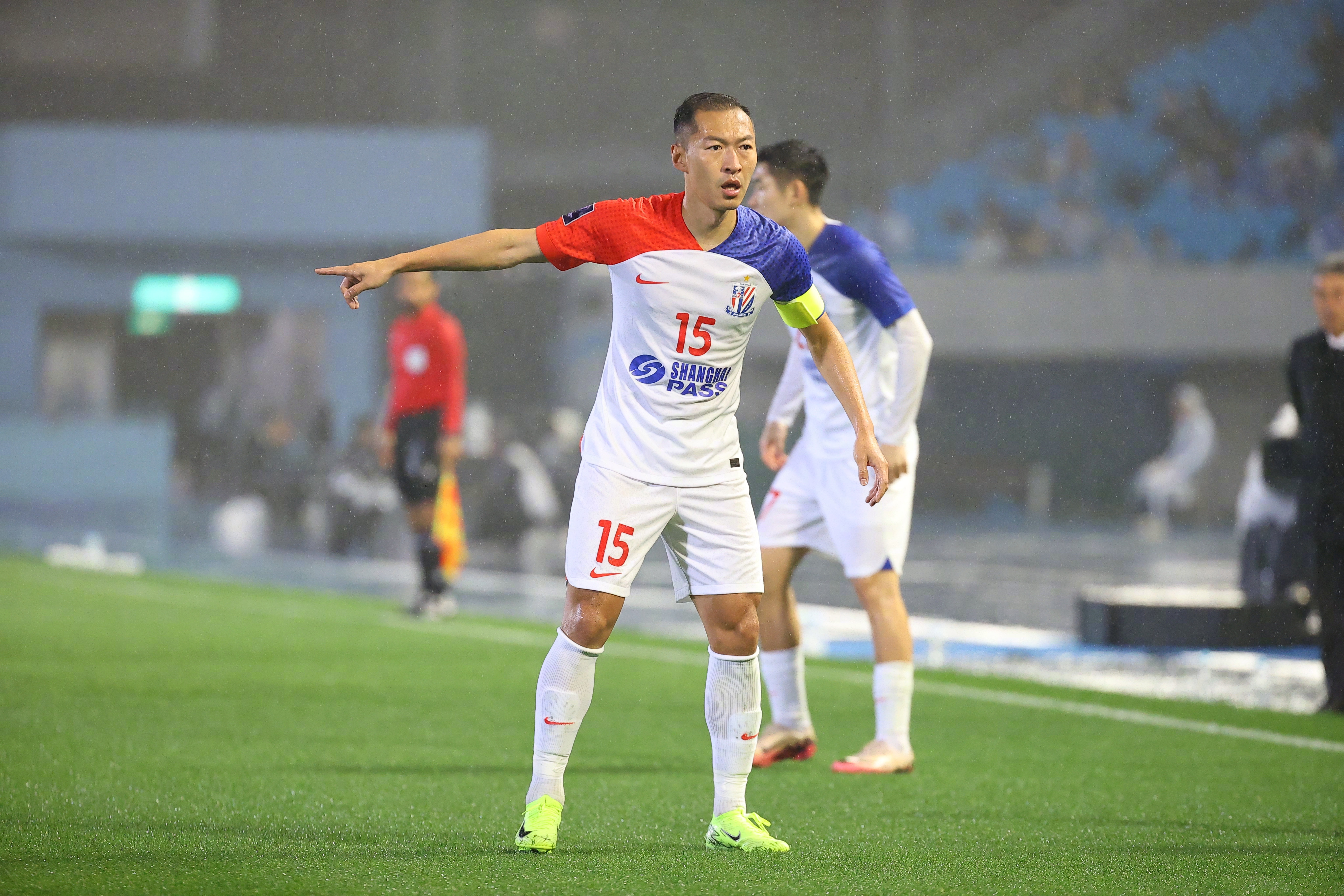 前锋破门得分,助球队力夺胜利 前锋破门得分,助球队力夺胜利