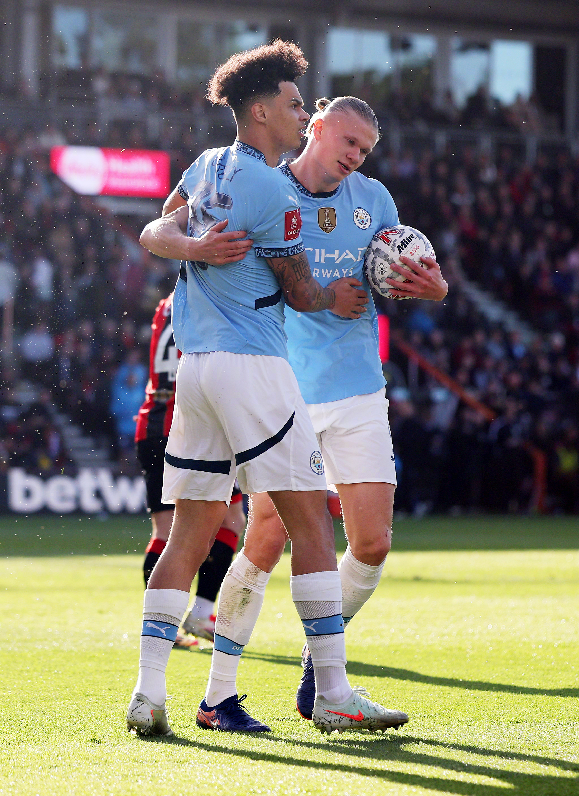 开云体育入口-关于曼城后卫受伤：前途未卜面临阵容调整的信息