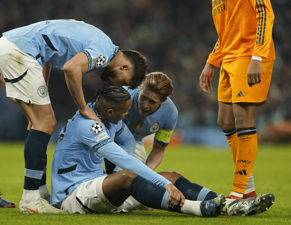 关于曼城后卫受伤：前途未卜面临阵容调整的信息