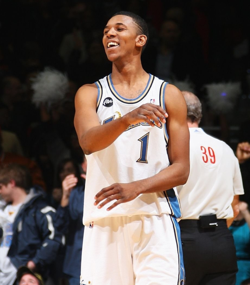 快船签下前尼克斯球员尼克-杨