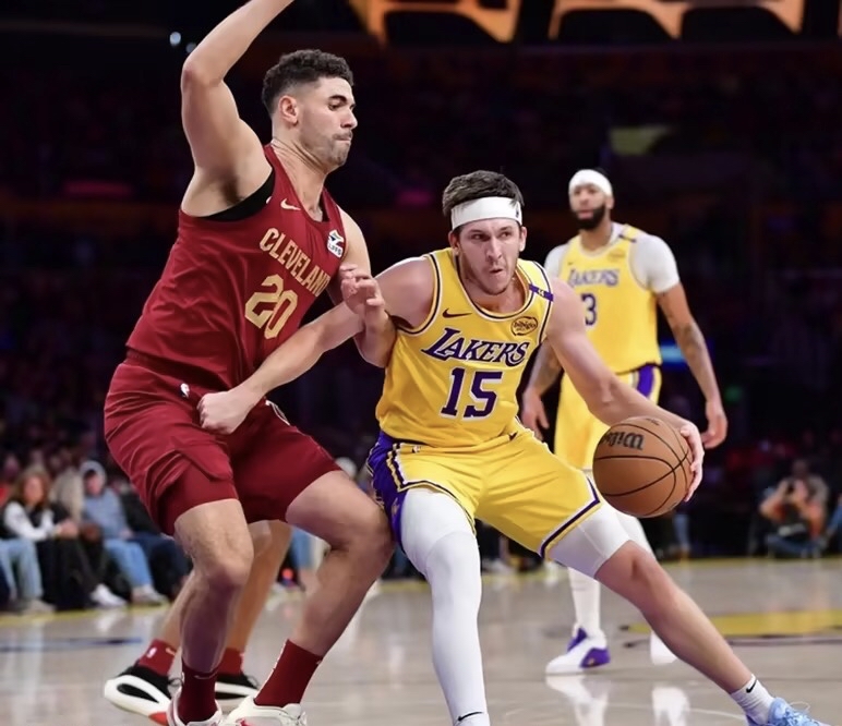 骑士队在与湖人队的比赛中击败了对手