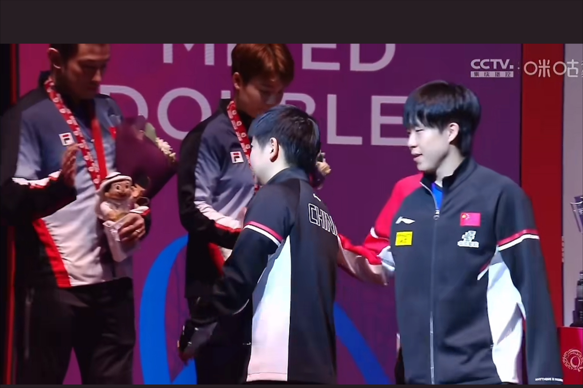 -比赛前夕，双方球队齐聚一堂，展望胜利的未来！