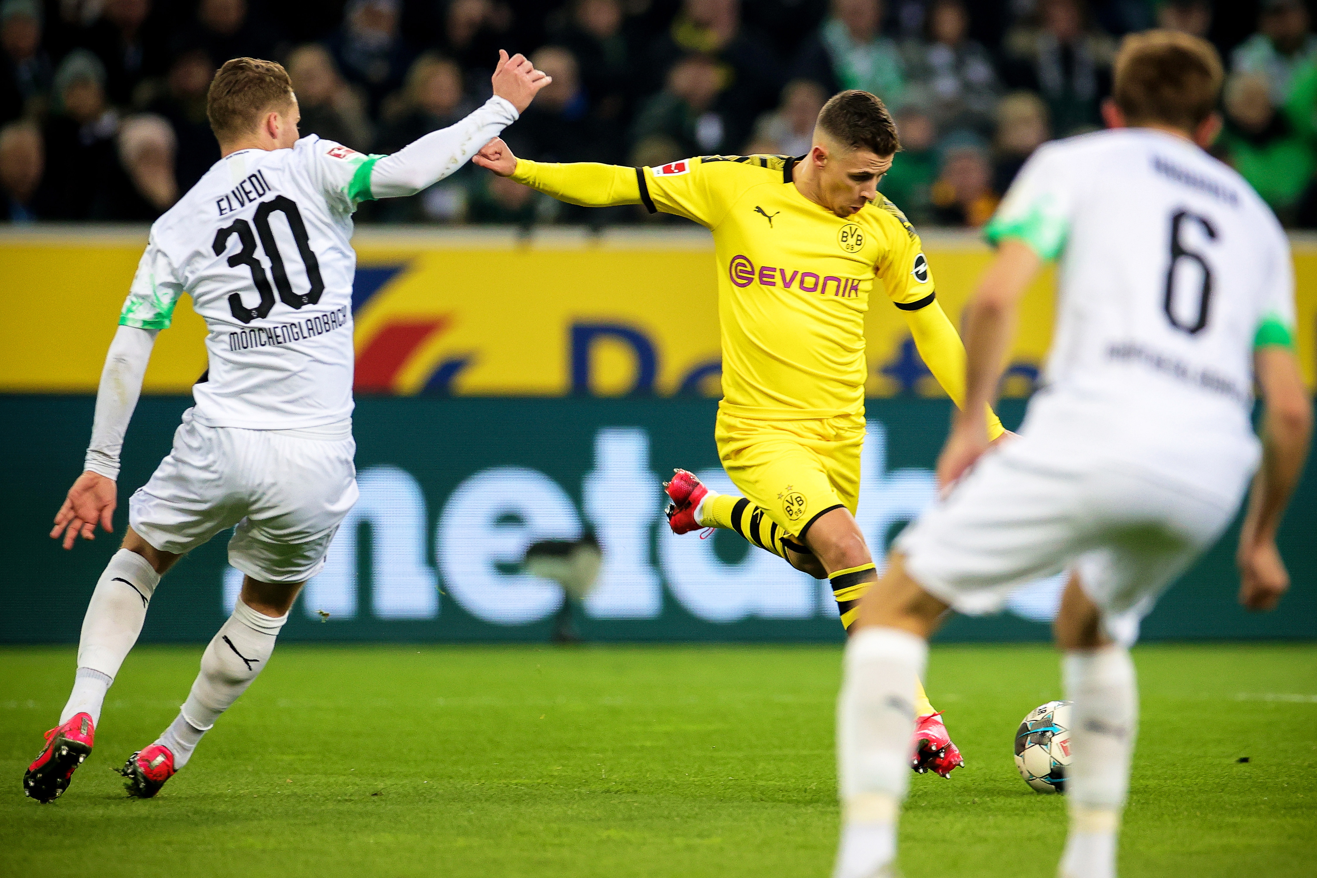 开云体育官网-关于门兴格拉德巴赫球员拼抢勇猛，战术积极主动的信息