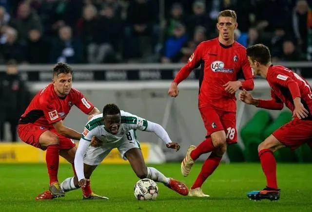 关于门兴格拉德巴赫球员拼抢勇猛，战术积极主动的信息