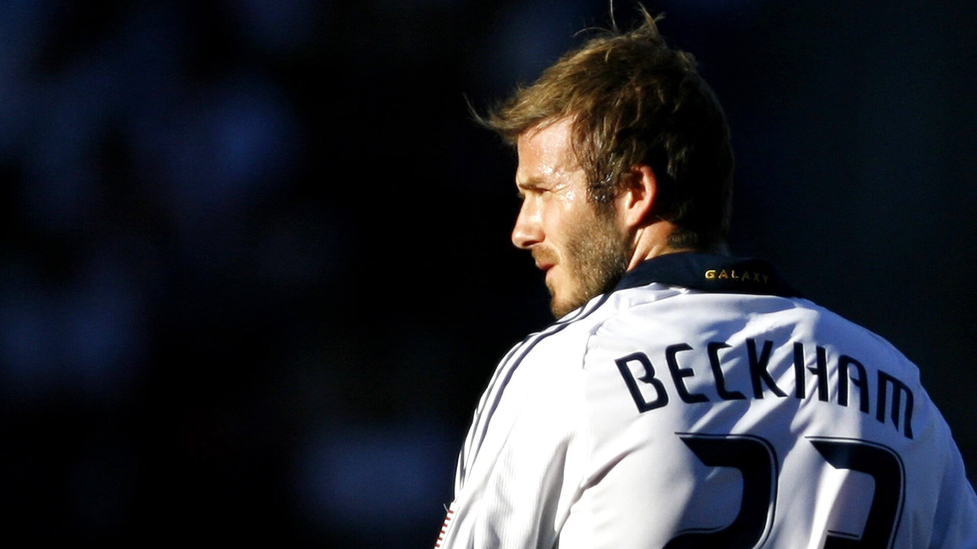 开云平台-暗夜指针，戈麦斯如何在引擎轰鸣与霓虹倒影中为王朝拨动胜局